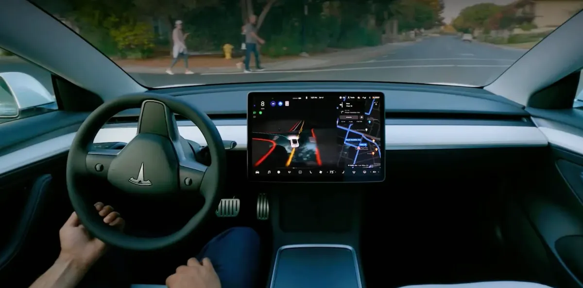 Tesla autonome à l'Arc de Triomphe : prouesse technique ou test illégal ?